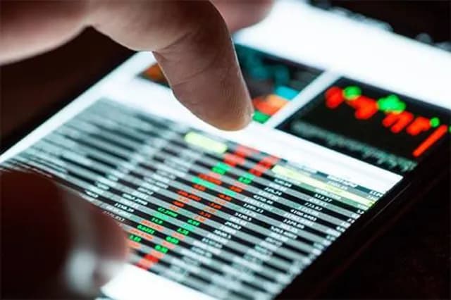 وول ستريت تغلق مرتفعة بفضل صعود بيتكوين وأسهم العملات الرقمية