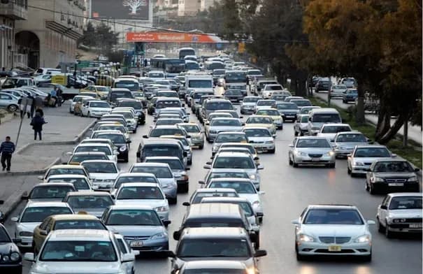 إدارة السير تتعامل ميدانياً مع كثافات مرورية على مداخل عمّان