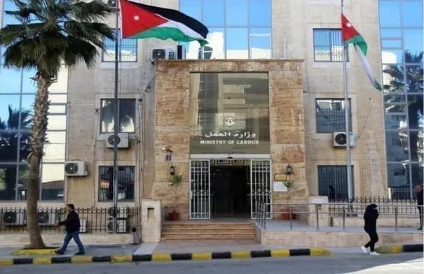 مواطن في مادبا يشكو تأخر تجديد تصريح عامل وافد بسبب خلل بالربط الإلكتروني