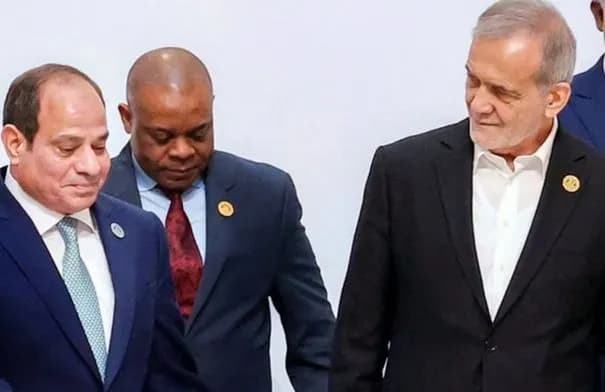 السيسي يلتقي بزشكيان في نيودلهي ويطالب بوقف الاعتداءات على الدول العربية
