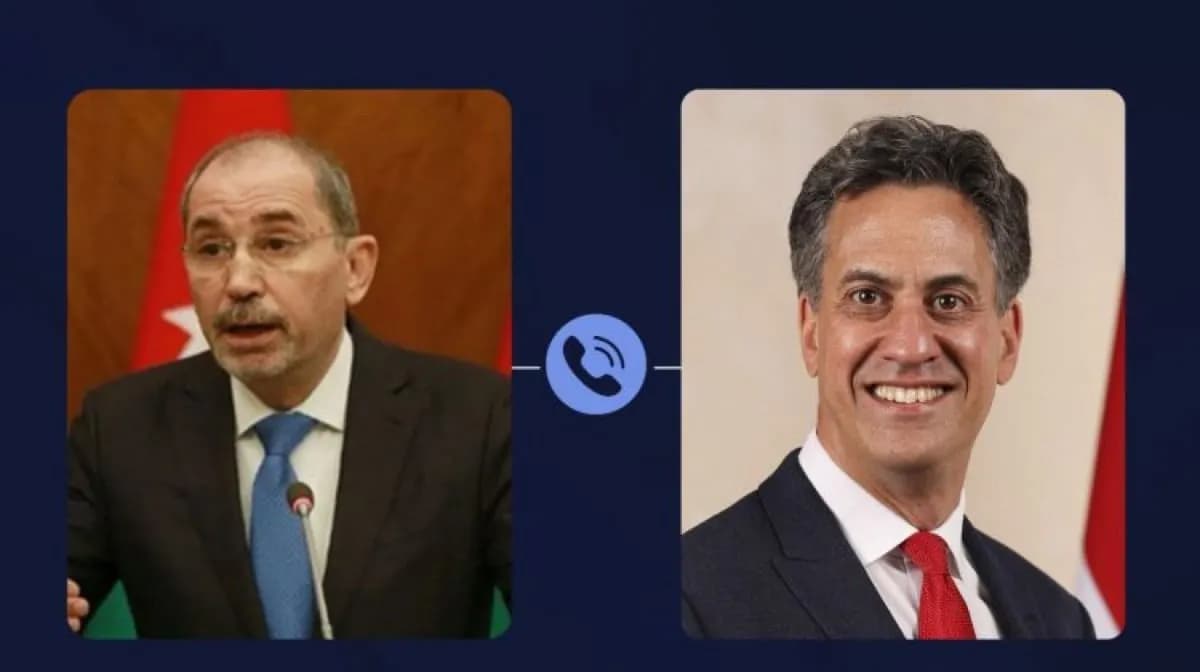 الصفدي وميليباند يبحثان هاتفيًا التصعيد الإقليمي وتعزيز الشراكة