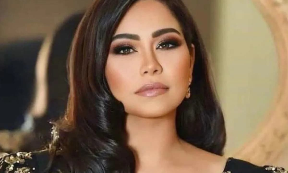 شيرين عبد الوهاب تظهر مع نجل مدير أعمالها وابنتها هَنا والذكاء الاصطناعي يجمعها بالجسمي