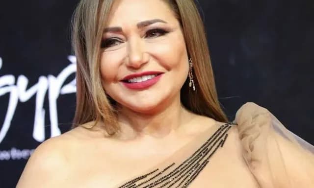 ليلى علوي تشارك في ترند الثمانينيات بصور حقيقية من أرشيفها