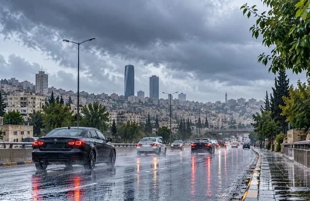 كتلة هوائية رطبة تخفض الحرارة وتفتح باب الأمطار شمال المملكة