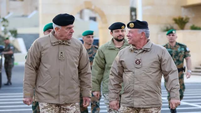 الملك يتسلم رسالة شكر من رئيس هيئة الأركان السابق الحنيطي