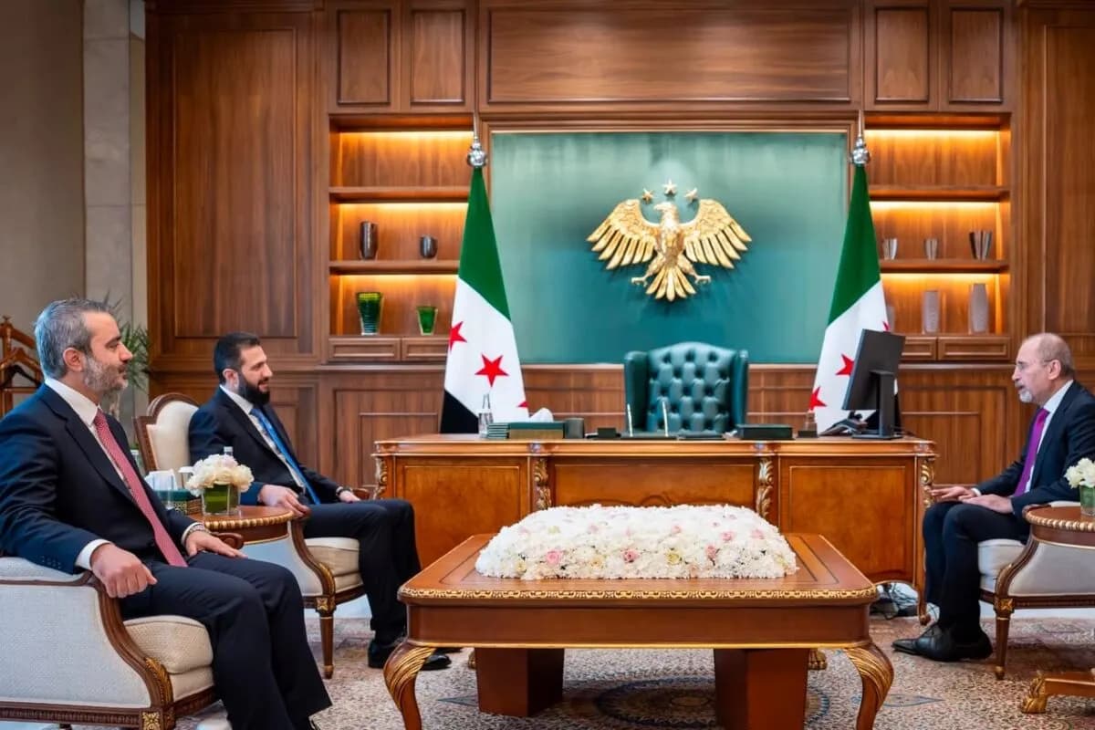 الصفدي ينقل تحيات الملك للشرع ويبحث تعزيز العلاقات الأردنية السورية