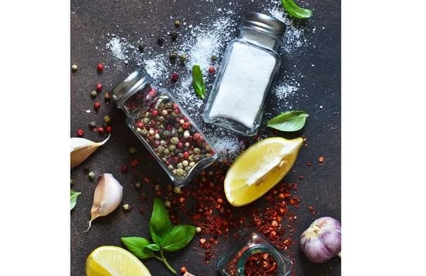 بدائل صحية للملح قد تخفض ضغط الدم وتحذر فئات من الإفراط بالبوتاسيوم