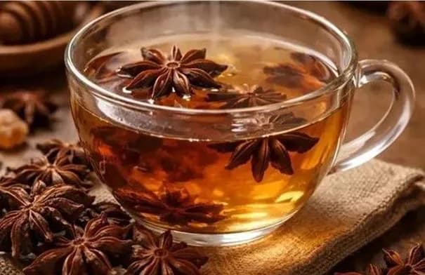 اليانسون النجمي بين فوائد الهضم وآثاره الجانبية المحتملة