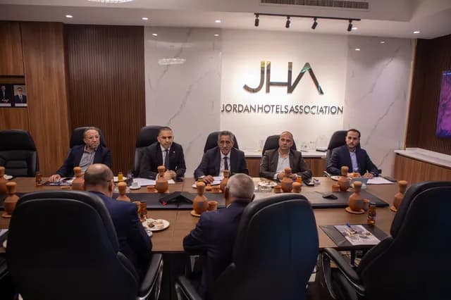بحث تعزيز التعاون السياحي بين الأردن وفلسطين في لقاء جمعيات القطاع