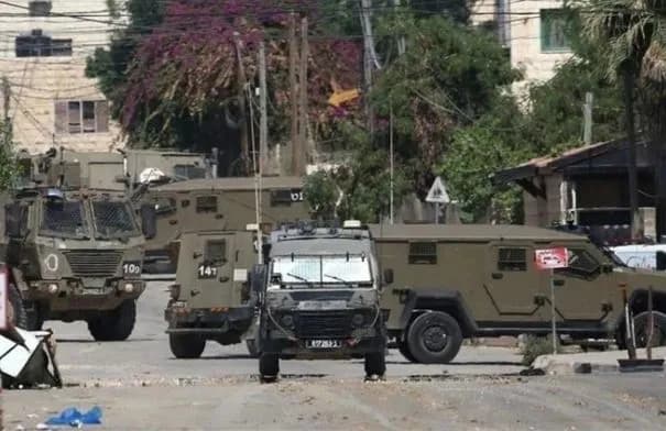 قوات الاحتلال تعتقل 32 فلسطينياً في الضفة وتغلق مداخل أم طوبا