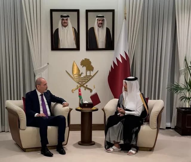 الصفدي ووزير خارجية قطر يبحثان خفض التصعيد وحرية الملاحة في الدوحة