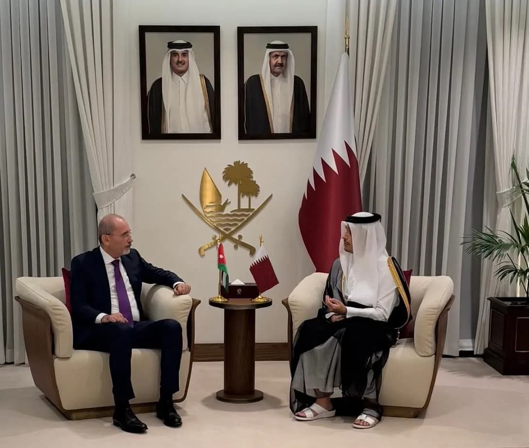 الصفدي ووزير خارجية قطر يبحثان خفض التصعيد وحرية الملاحة في الدوحة